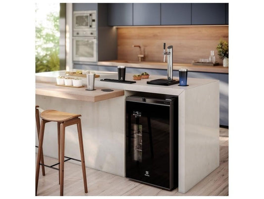 Cervejeira Electrolux Home Bar EB10C Vertical Preta 108,5L Frost Free - 220V - Shopp Brasil